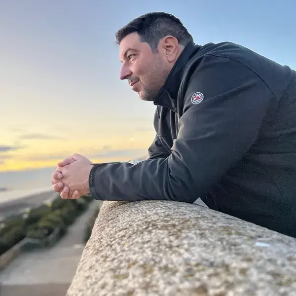 Carlos Eduardo F. de Paula, fundador da Geração Global, num mirante à beira-mar no Reino Unido